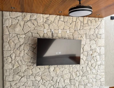 Pedra Madeira aplicada em parede interna com TV
