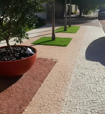 Pedra Portuguesa — acabamento em destaque