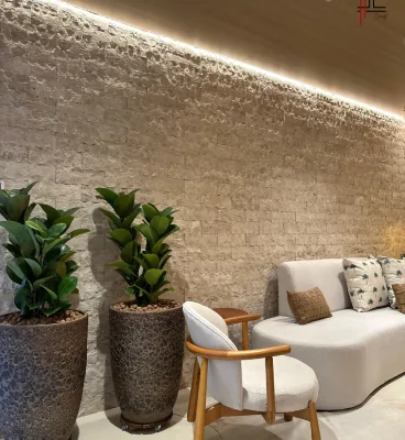 Travertino Rockface — acabamento em destaque